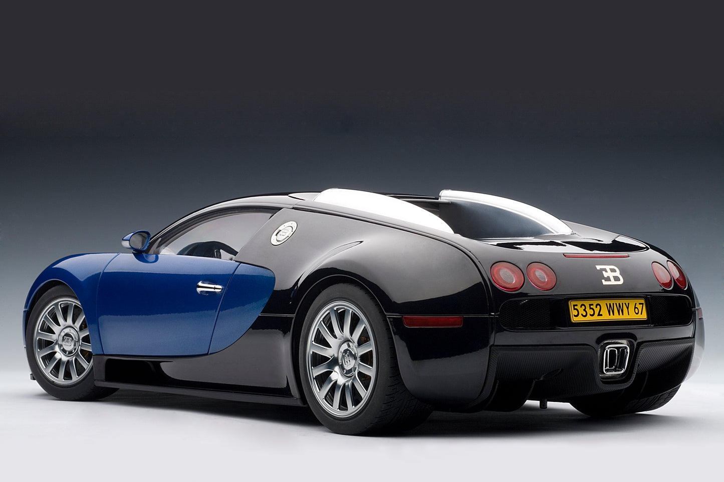 12532 BUGATTI VEYRON 16.4 (BLUE / BLACK)