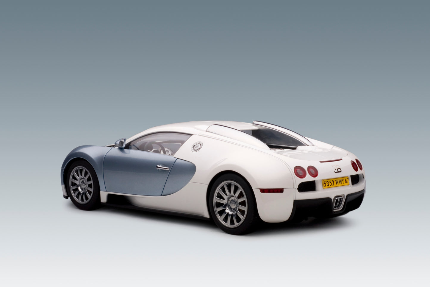 12533 BUGATTI 16.4 VEYRON PEARL/ICE BLUE