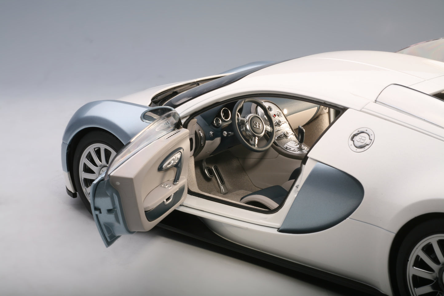 12533 BUGATTI 16.4 VEYRON PEARL/ICE BLUE