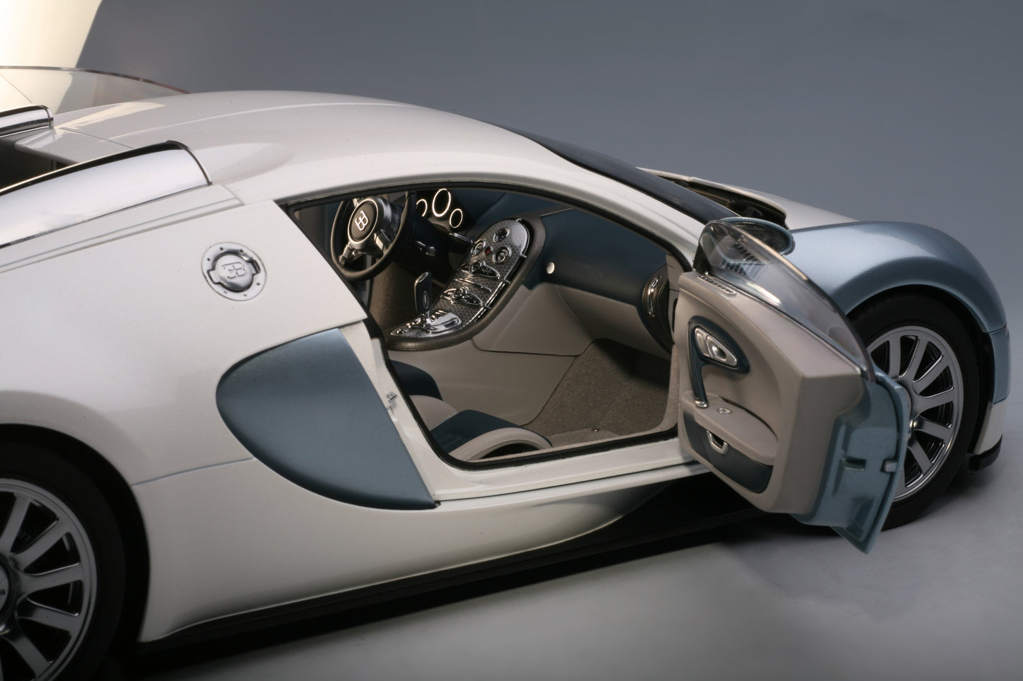 12533 BUGATTI 16.4 VEYRON PEARL/ICE BLUE