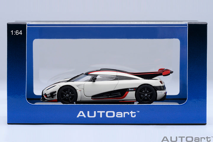 20041 KOENIGSEGG ONE : 1 (PEBBLE WHITE/CARBON BLACK /RED ACCENTS)