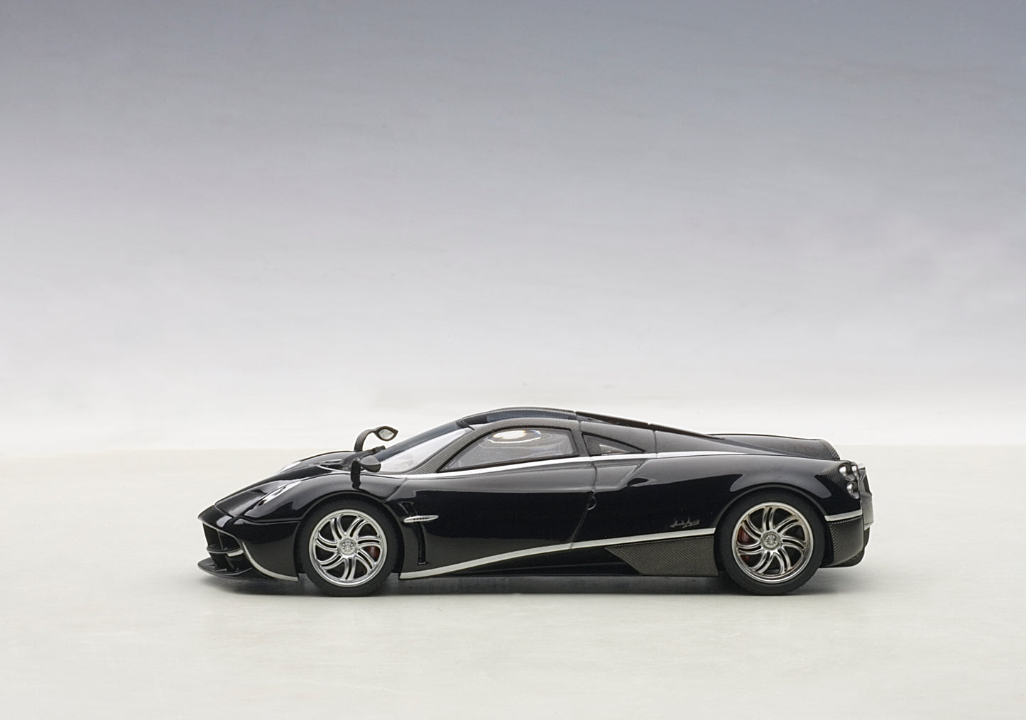 58209 PAGANI HUAYRA (BLACK W/SILVER STRIPES)