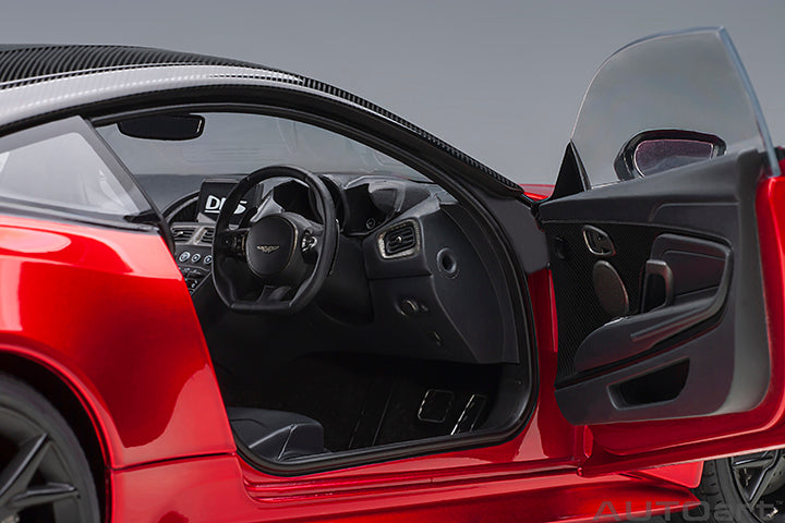 70293 1/18 ASTON MARTIN DBS SUPERLEGGERA (HYPER RED)
