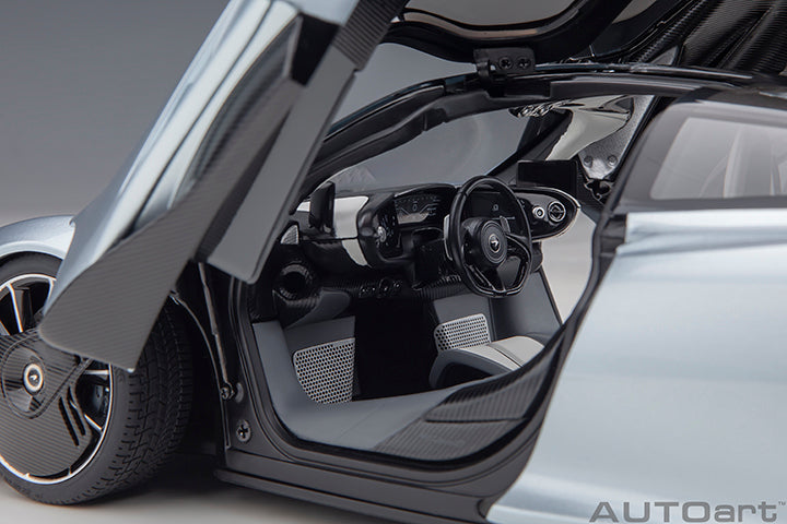 76086 McLAREN SPEEDTAIL (FROZEN BLUE)
