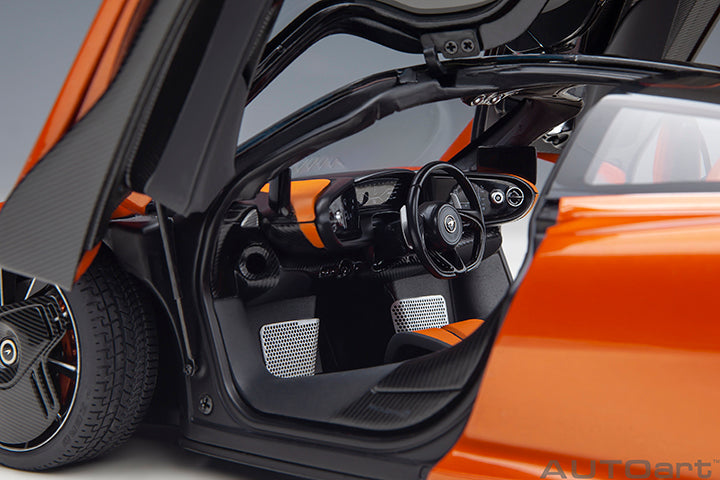 76088 McLAREN SPEEDTAIL (VOLCANO ORANGE)