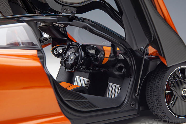 76088 McLAREN SPEEDTAIL (VOLCANO ORANGE)