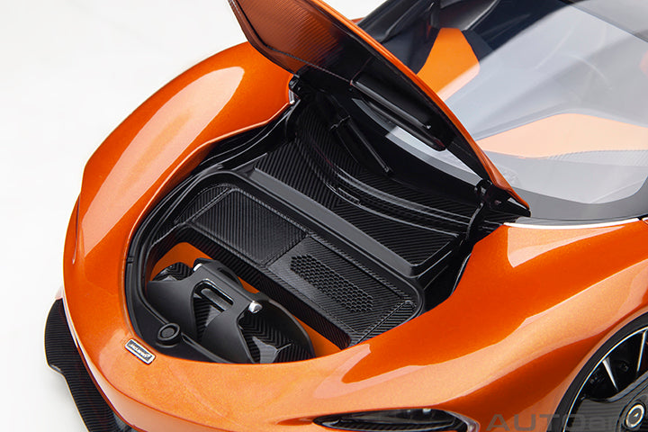 76088 McLAREN SPEEDTAIL (VOLCANO ORANGE)