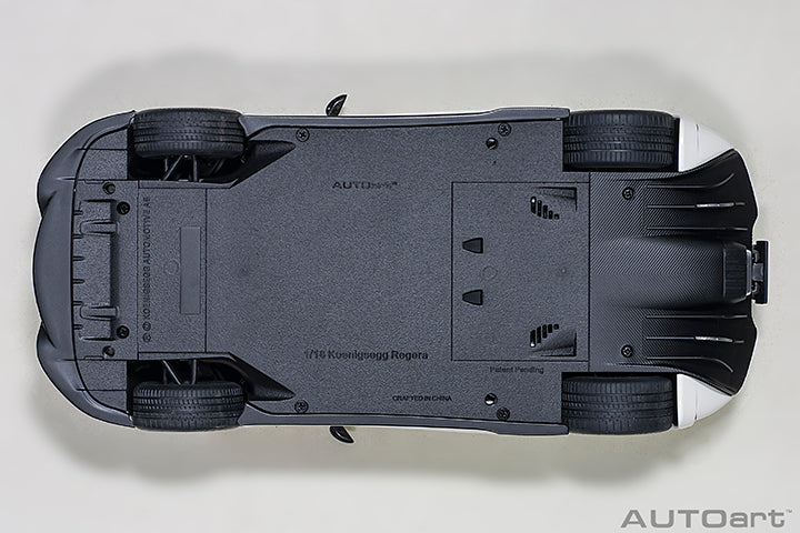 79027 KOENIGSEGG REGERA (WHITE/BLACK CARBON/RED ACCENTS)