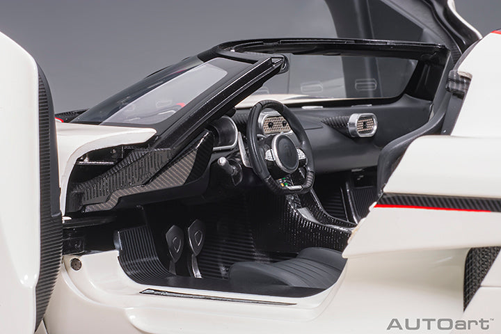 79027 KOENIGSEGG REGERA (WHITE/BLACK CARBON/RED ACCENTS)