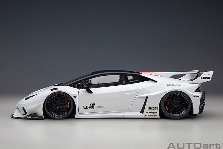 79125 LIBERTY WALK LB SILHOUETTE WORKS HURACAN GT (WHITE)