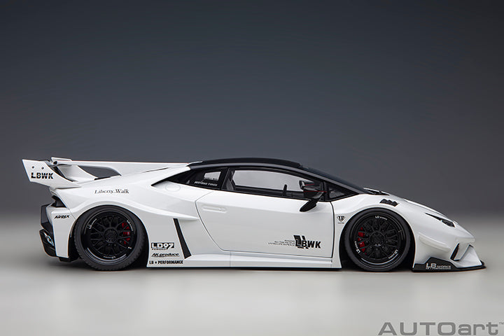 79125 LIBERTY WALK LB SILHOUETTE WORKS HURACAN GT (WHITE)