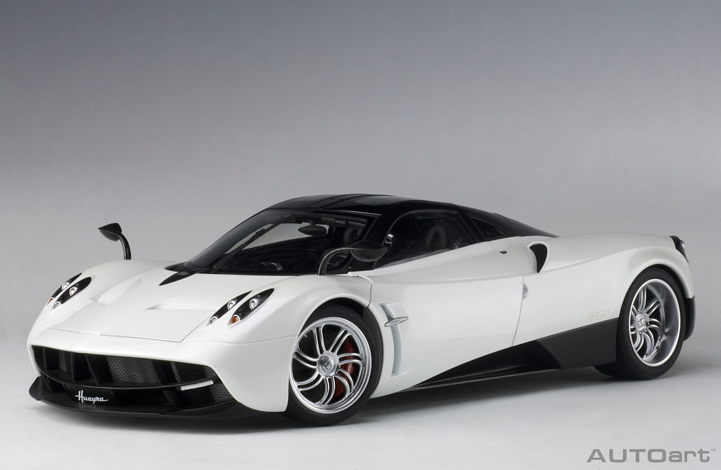 12231 PAGANI HUAYRA (WHITE METALLIC)