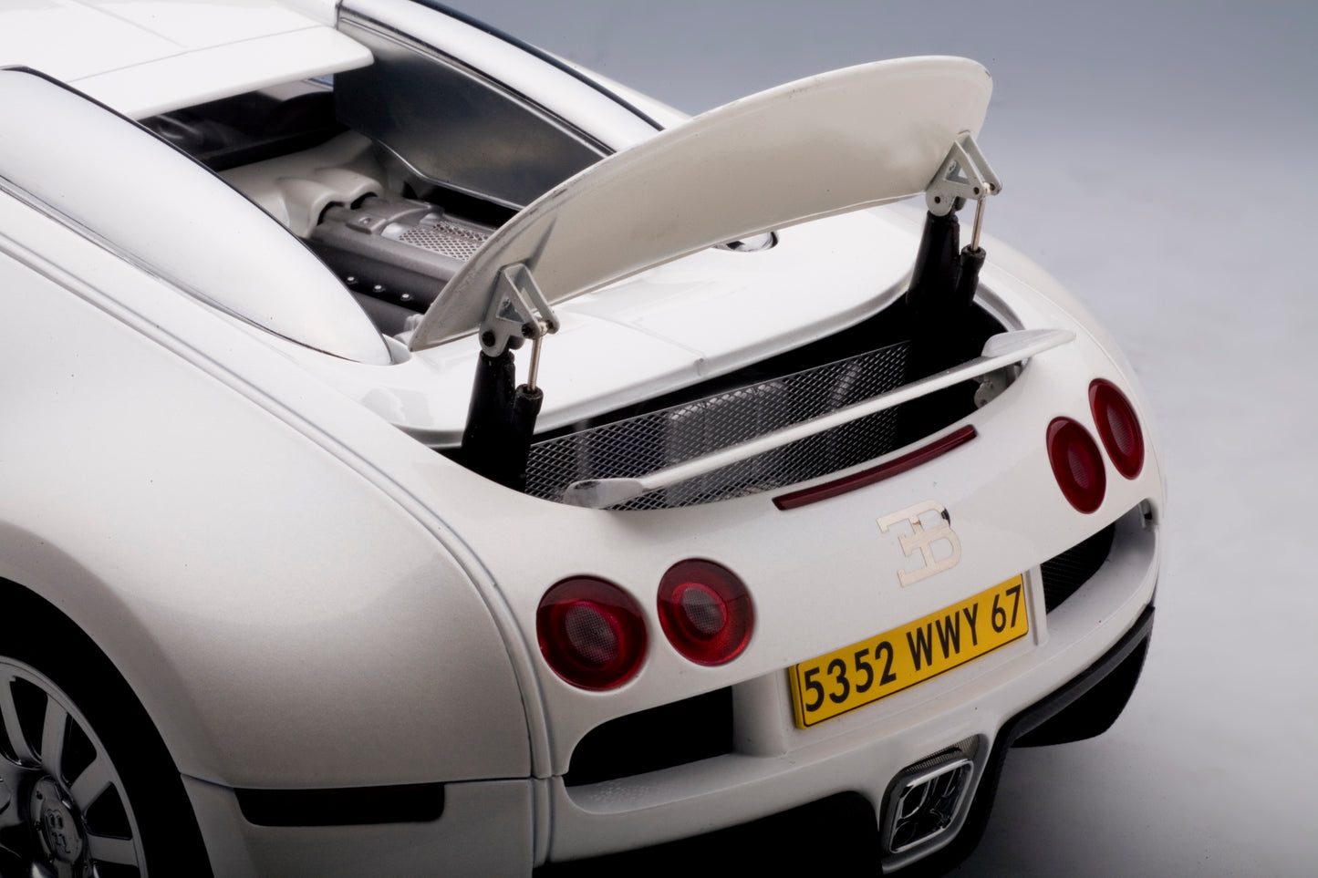 12533 BUGATTI 16.4 VEYRON PEARL/ICE BLUE