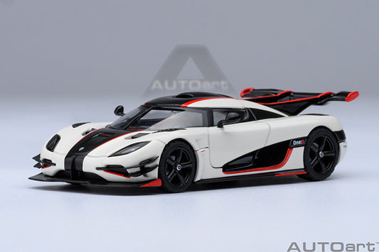 20041 KOENIGSEGG ONE : 1 (PEBBLE WHITE/CARBON BLACK /RED ACCENTS)