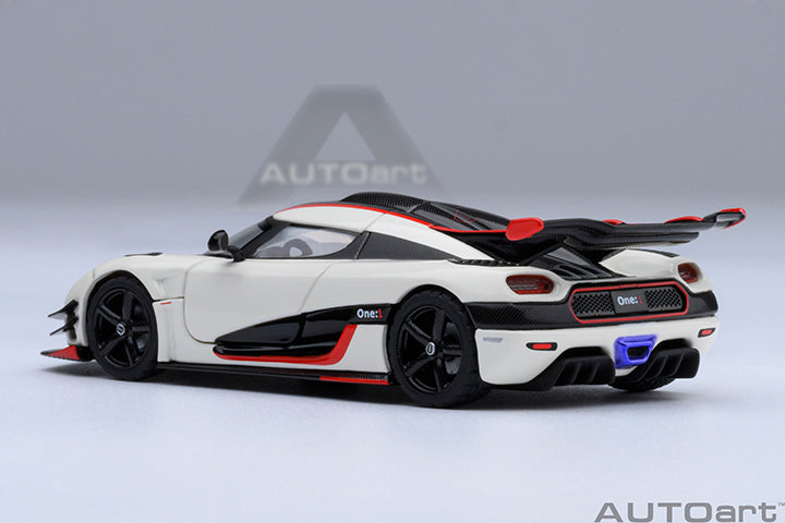 20041 KOENIGSEGG ONE : 1 (PEBBLE WHITE/CARBON BLACK /RED ACCENTS)