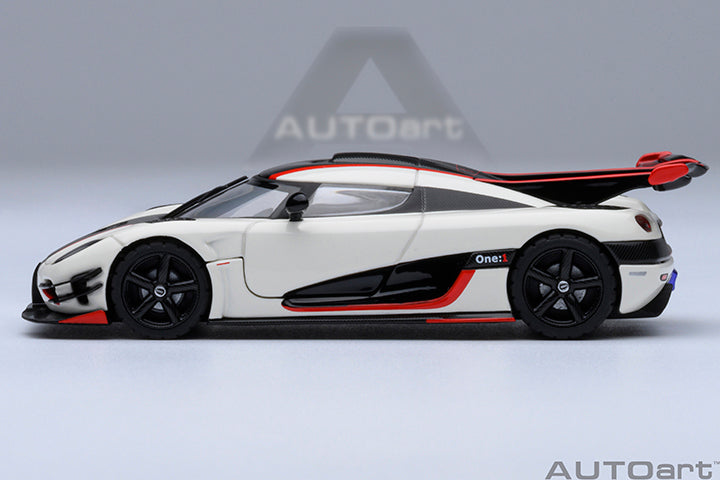 20041 KOENIGSEGG ONE : 1 (PEBBLE WHITE/CARBON BLACK /RED ACCENTS)