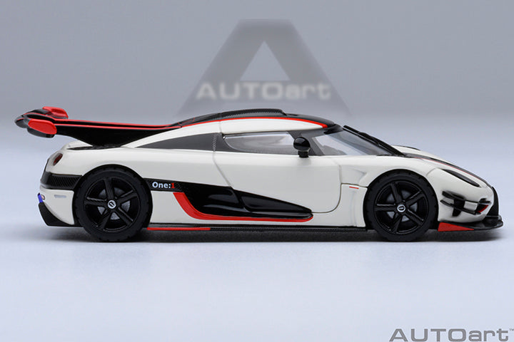 20041 KOENIGSEGG ONE : 1 (PEBBLE WHITE/CARBON BLACK /RED ACCENTS)