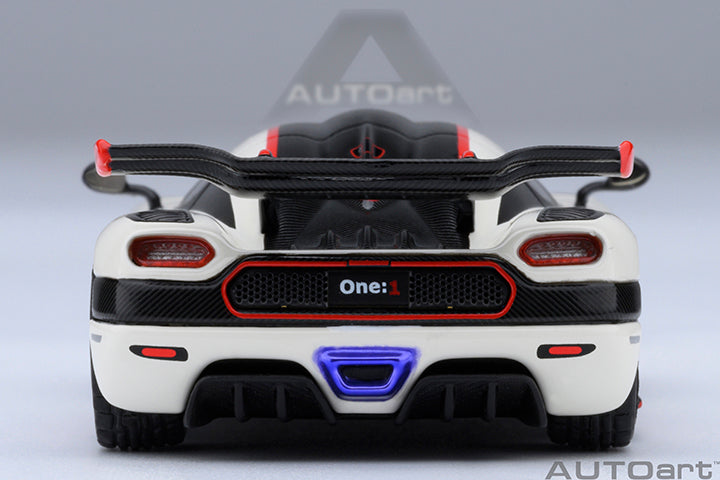 20041 KOENIGSEGG ONE : 1 (PEBBLE WHITE/CARBON BLACK /RED ACCENTS)