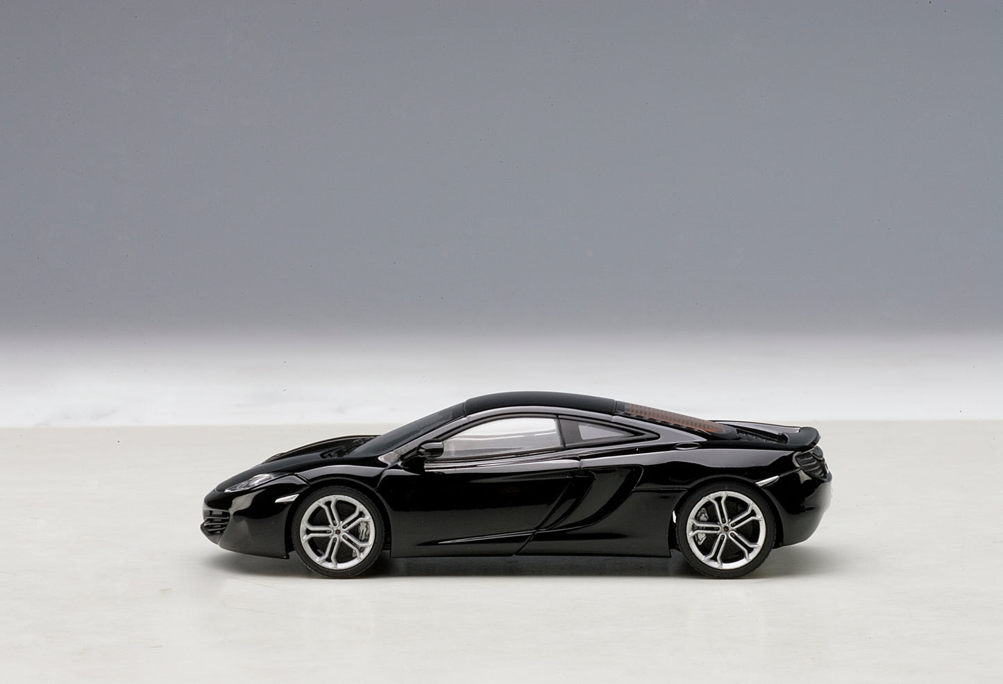 56005 MCLAREN 12C (SAPPHIRE BLACK)