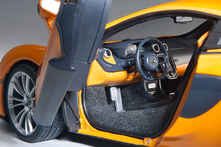 76044 1/18 McLAREN 570S (McLAREN ORANGE/SILVER WHEELS)