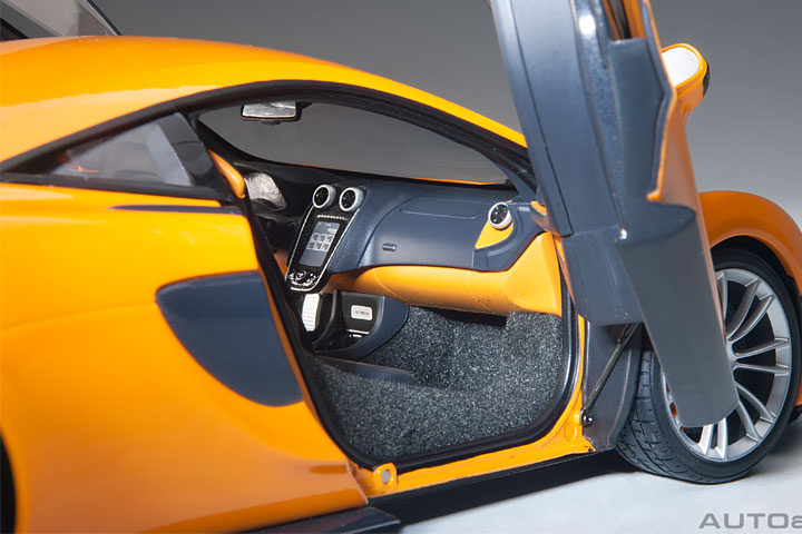 76044 1/18 McLAREN 570S (McLAREN ORANGE/SILVER WHEELS)