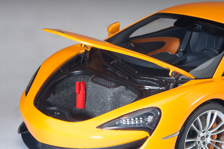 76044 1/18 McLAREN 570S (McLAREN ORANGE/SILVER WHEELS)
