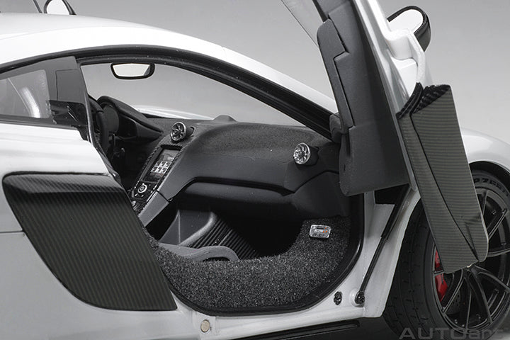 76046 1/18 McLAREN 675LT (SILICA WHITE)