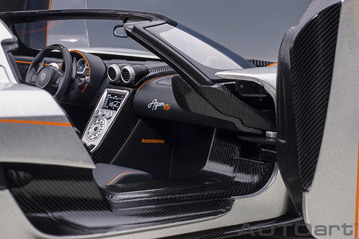 79024 KOENIGSEGG AGERA RS (MOON SILVER/CARBON BLACK/ORANGE ACCENTS)