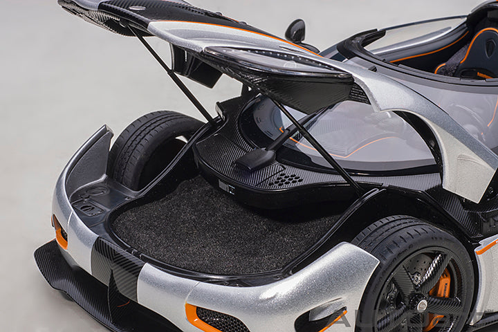 79024 KOENIGSEGG AGERA RS (MOON SILVER/CARBON BLACK/ORANGE ACCENTS)