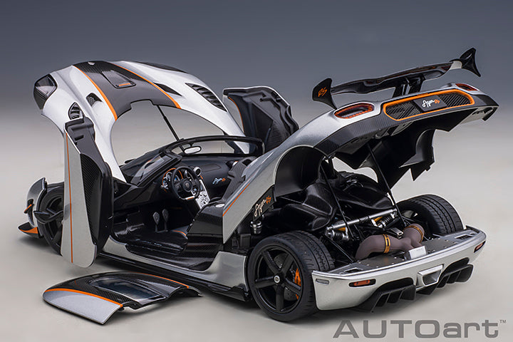 79024 KOENIGSEGG AGERA RS (MOON SILVER/CARBON BLACK/ORANGE ACCENTS)